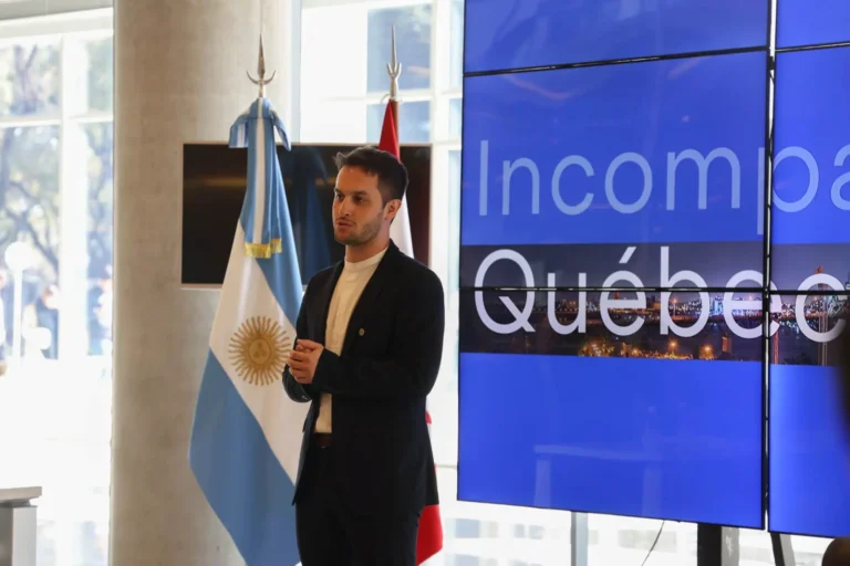 Presentación institucional en Buenos Aires con banderas de Argentina y Canadá, evento de cooperación internacional con Québec.
