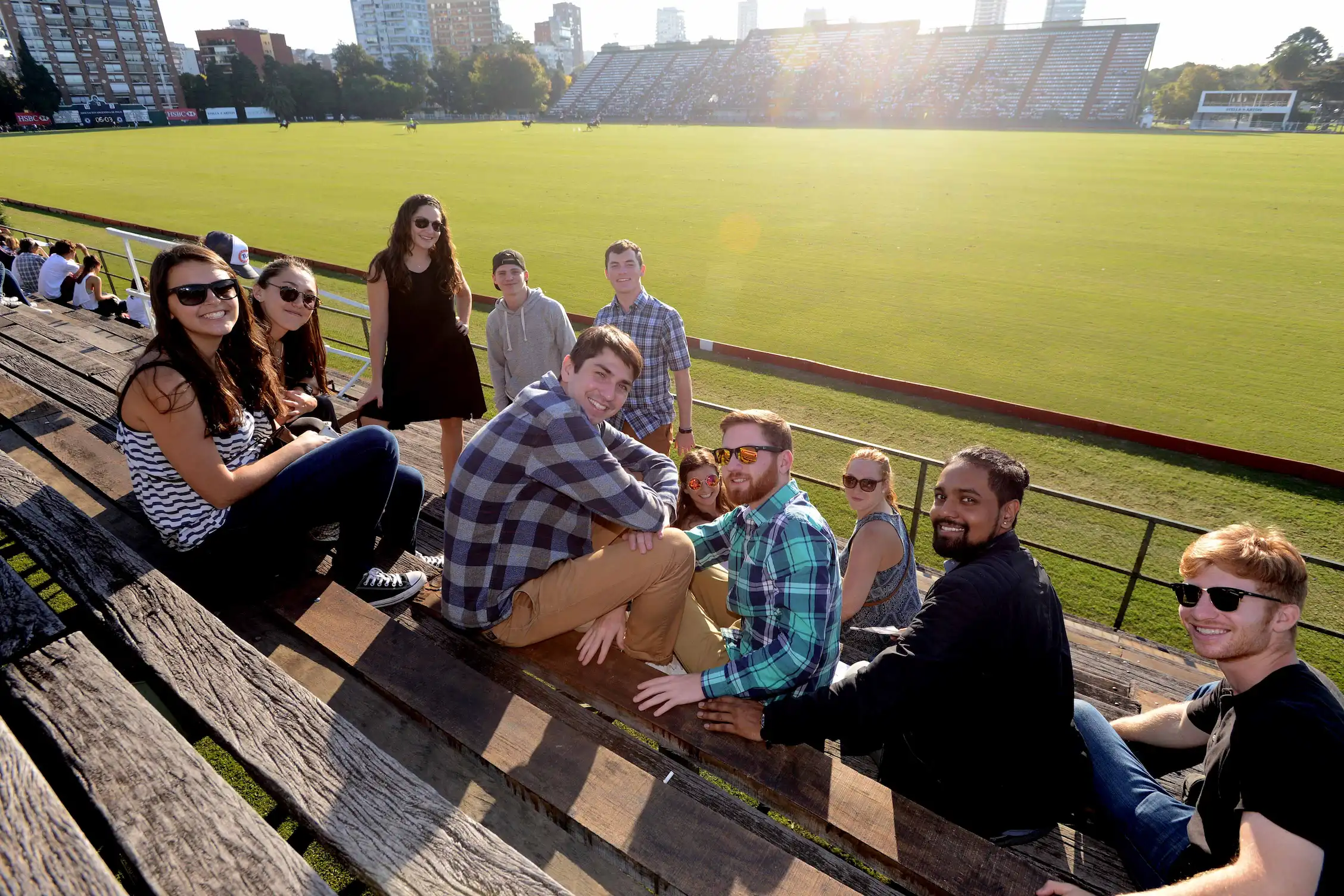 Grupo de estudiantes y profesionales internacionales en el hipódromo de Buenos Aires viviendo una experiencia cultural y deportiva con Consultora Puentes.