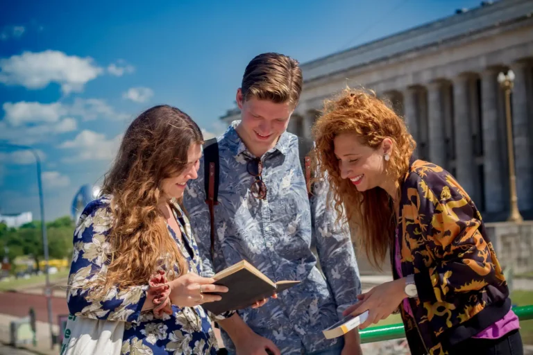 Jóvenes internacionales estudiando frente a la Facultad de Derecho de la Universidad de Buenos Aires, en el marco del programa académico de Consultora Puentes.