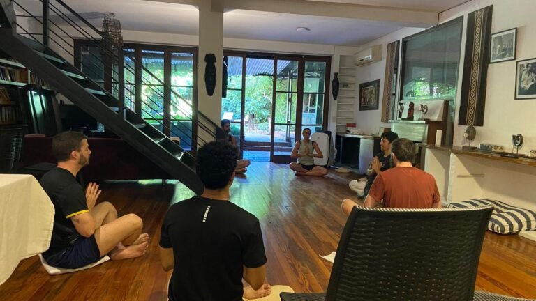 Sesión de meditación grupal en residencia internacional como parte del programa de bienestar y desarrollo integral de Consultora Puentes.