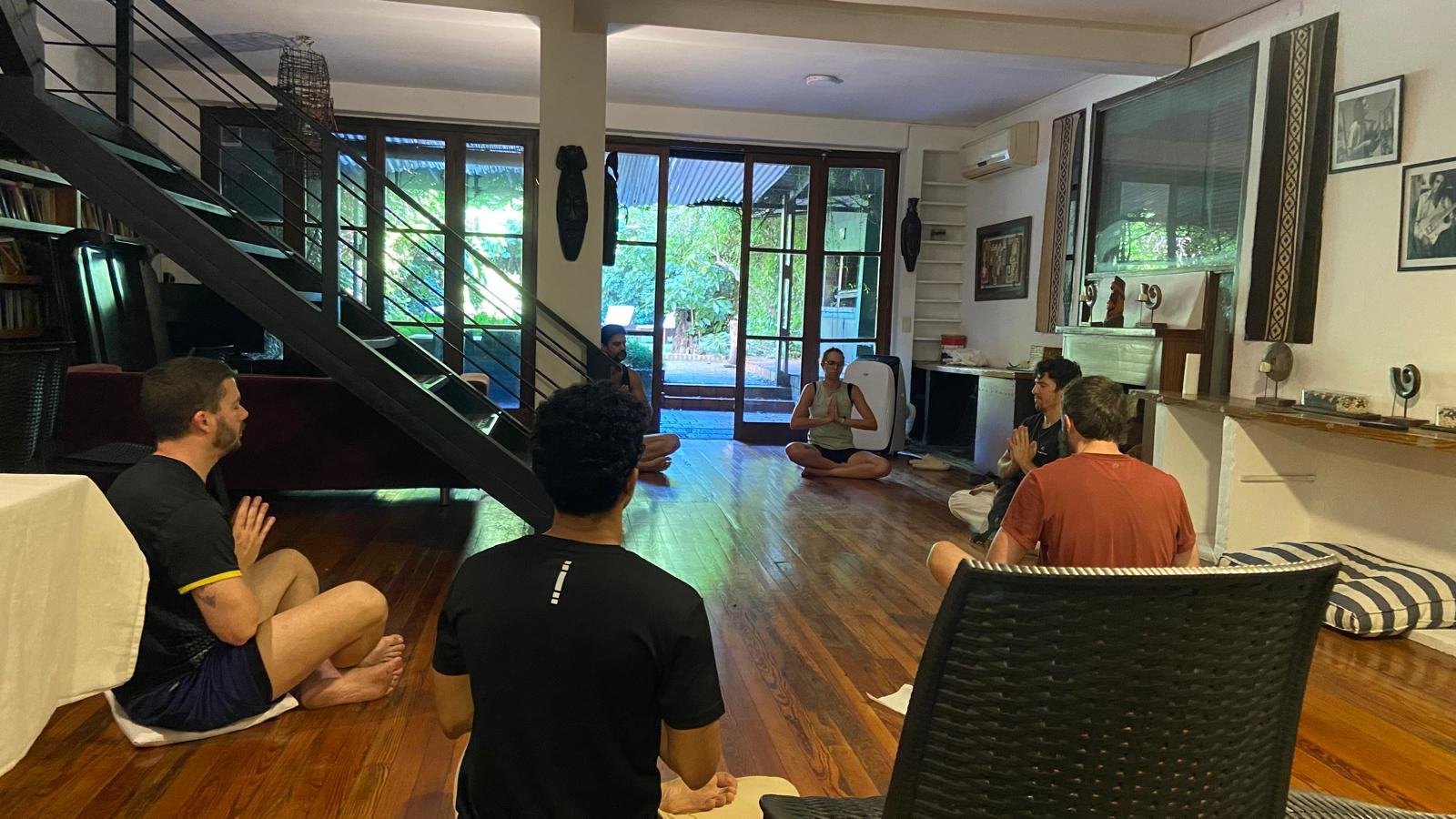 Sesión de meditación grupal en residencia internacional como parte del programa de bienestar y desarrollo integral de Consultora Puentes.