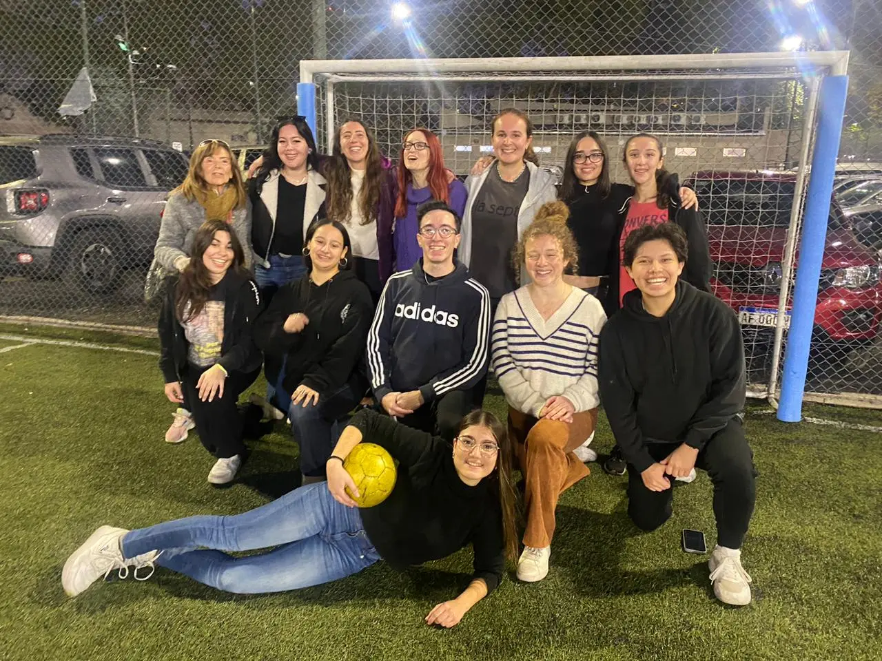 Actividad deportiva y de integración cultural con jóvenes internacionales en Buenos Aires organizada por Consultora Puentes como parte de su programa de inmersión.