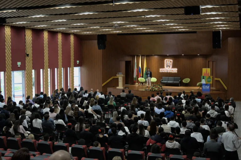 Vista del auditorio del CI-Sé 2025 en Manizales durante la apertura del taller “Manizales ciudad universitaria”.